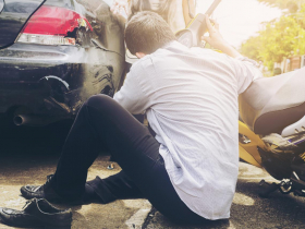 上班族通勤出車禍，中途順便接小孩也能申請職災理賠？勞動律師：這9大行為恐一毛錢都拿不到